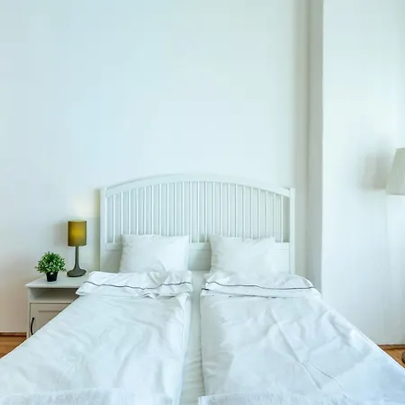 Huge In The Center Apartment *