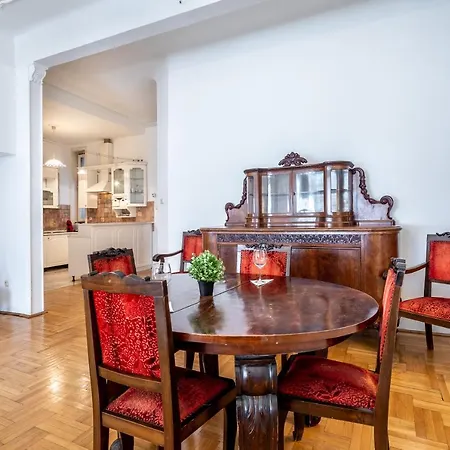 Huge In The Center Apartment *